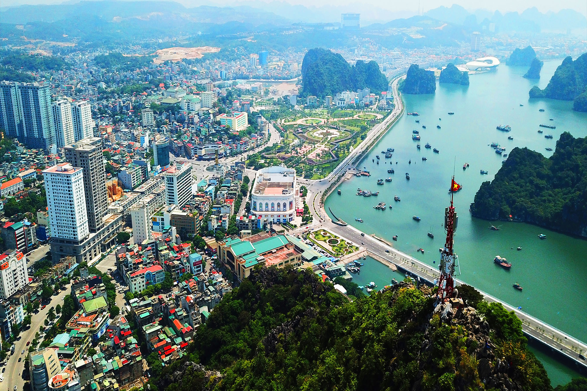Ba Long Bay (Hạ Long Bay), Vietnam Hero Image